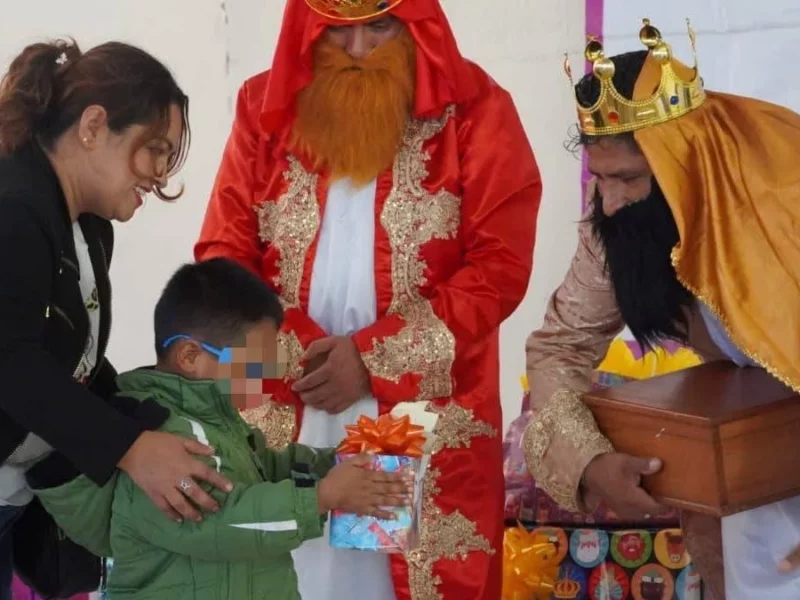 Participa Guadalupe Vargas en entrega de regalos de reyes magos a pacientes de la Fundación Tik Nime A.C.