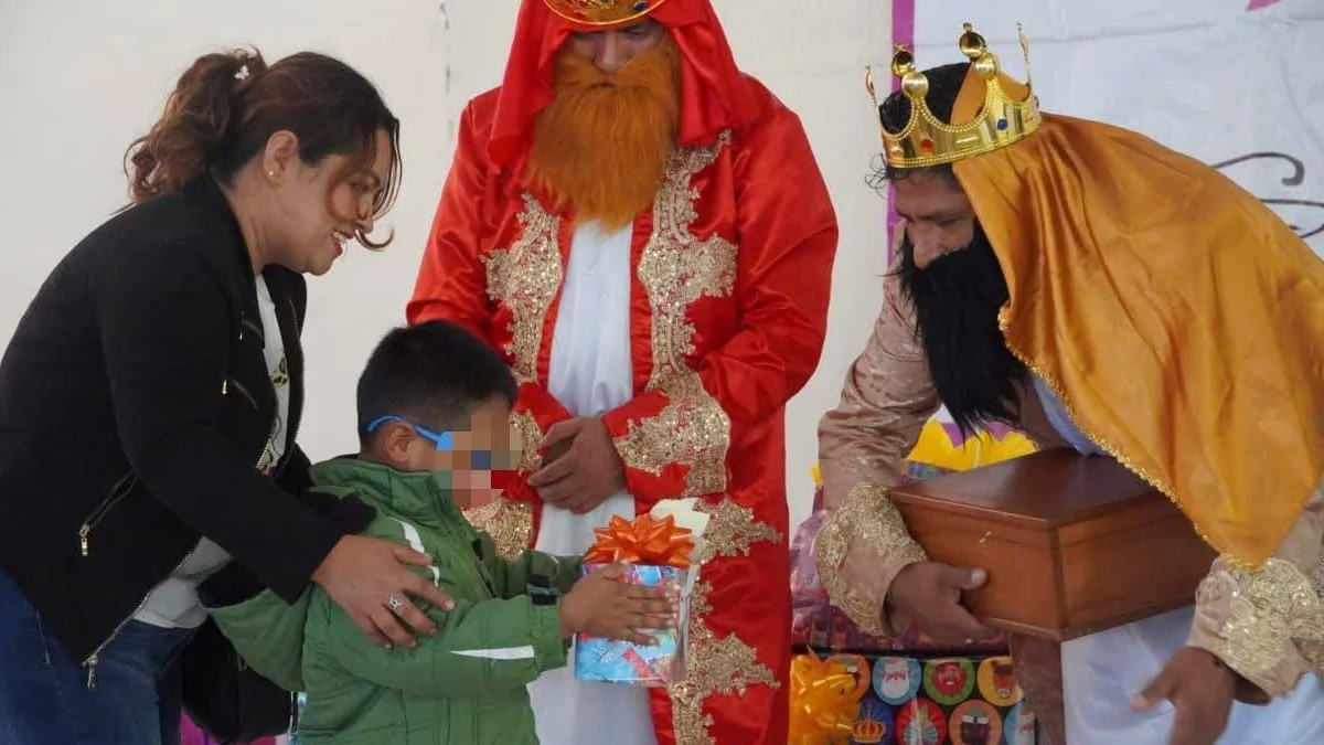 Participa Guadalupe Vargas en entrega de regalos de reyes magos a pacientes de la Fundación Tik Nime A.C.