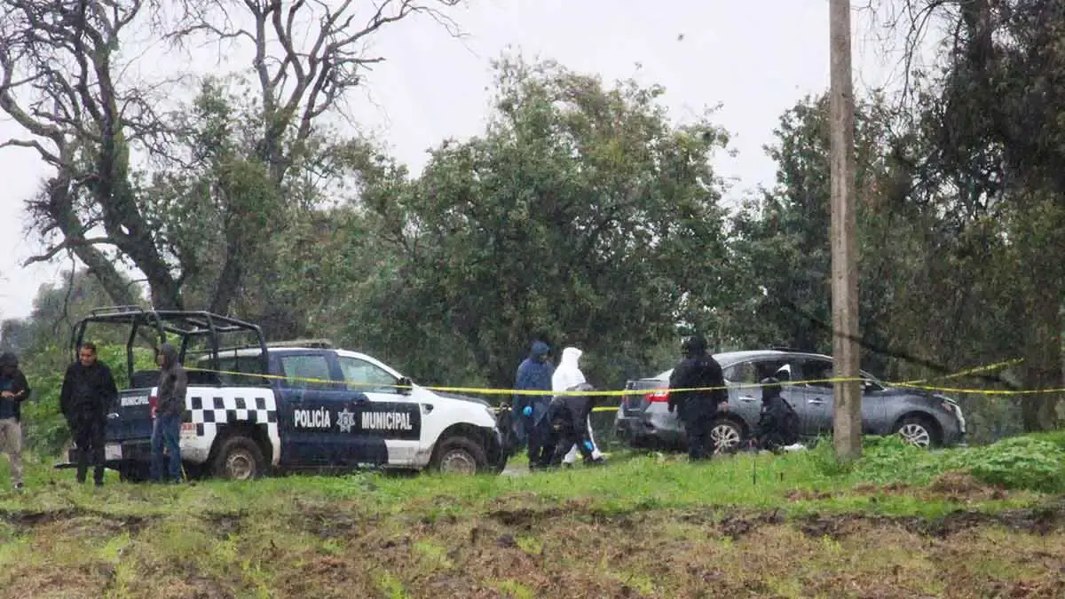 Encuentran a tres hombres muertos con huellas de violencia en terrenos de cultivo de Tepemaxalco