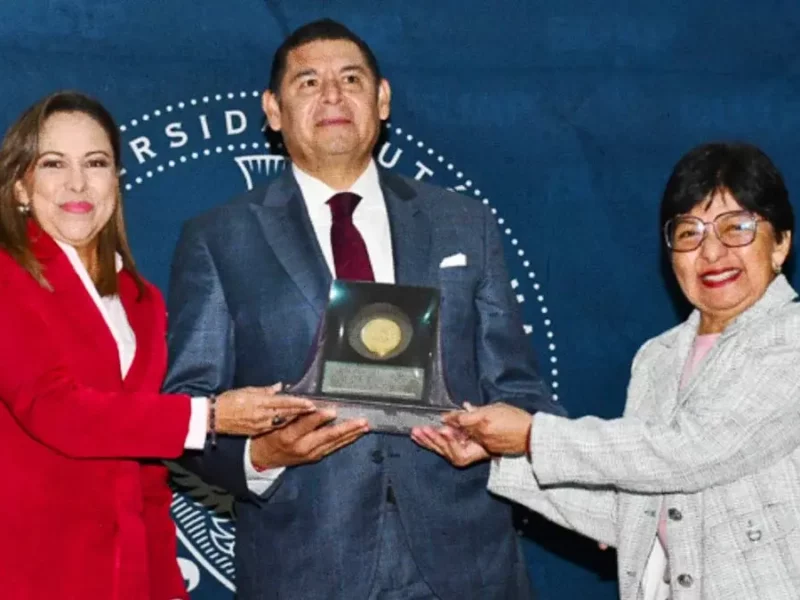 Distingue BUAP a Alejandro Armenta como exalumno destacado durante 67 aniversario de la Facultad de Administración