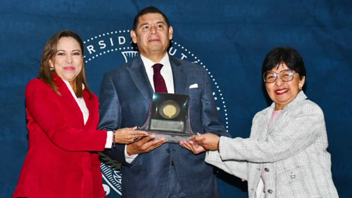 Distingue BUAP a Alejandro Armenta como exalumno destacado durante 67 aniversario de la Facultad de Administración