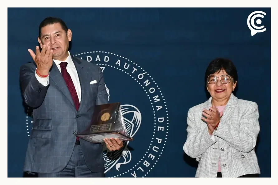 Distingue BUAP a Alejandro Armenta como exalumno destacado durante 67 aniversario de la Facultad de Administración
