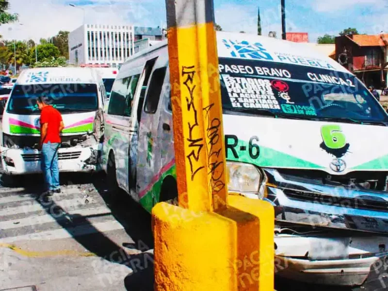Choque entre dos combis de ruta 6 deja ocho lesionados en Puebla