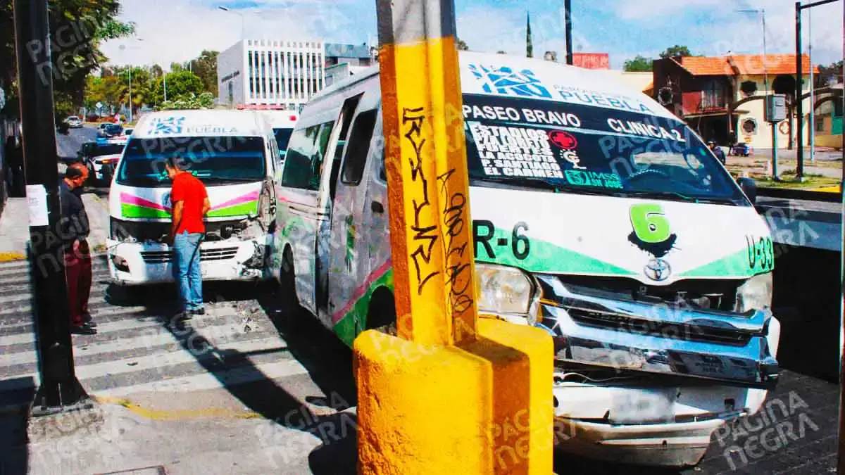 Choque entre dos combis de ruta 6 deja ocho lesionados en Puebla