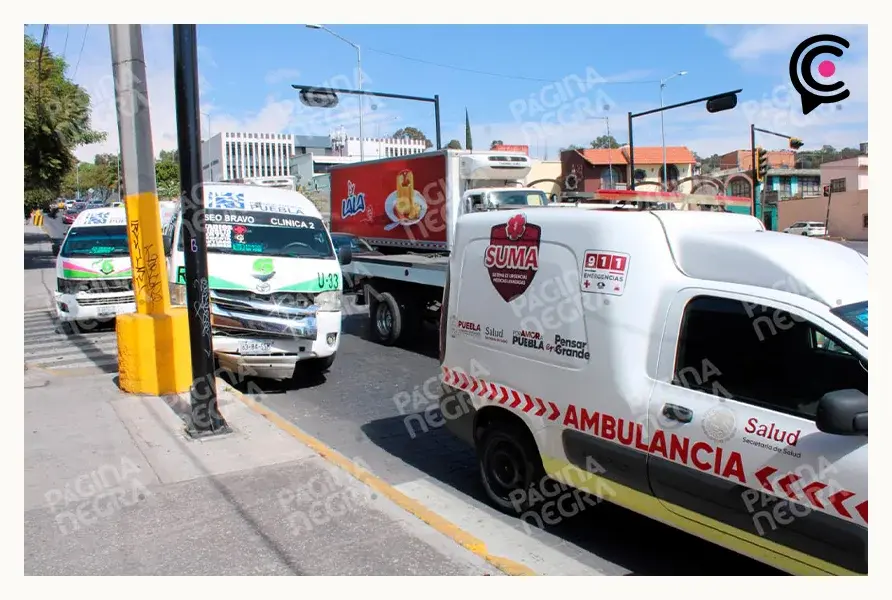 Choque entre dos combis de ruta 6 deja ocho lesionados en Puebla