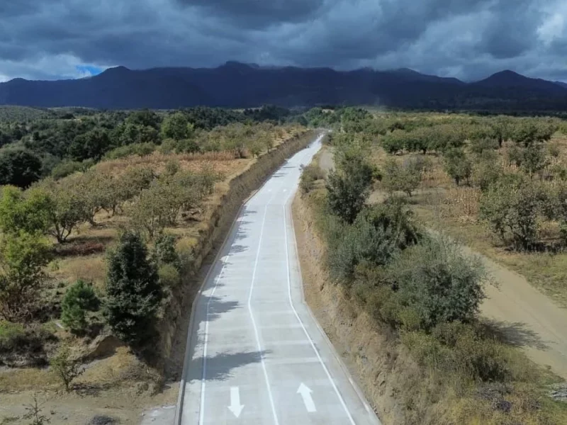 Roberto Solís cumple a los productos del campo: Entrega la rehabilitación del camino Sacacosechas en Atexcac