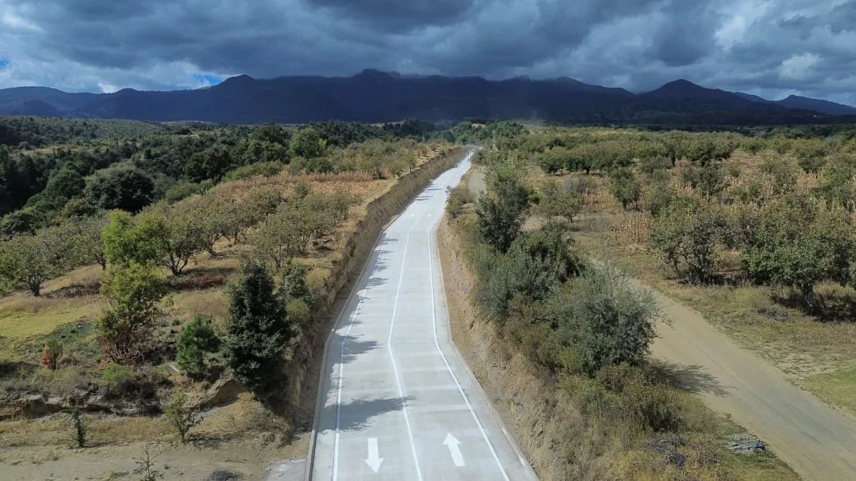 Roberto Solís cumple a los productos del campo: Entrega la rehabilitación del camino Sacacosechas en Atexcac