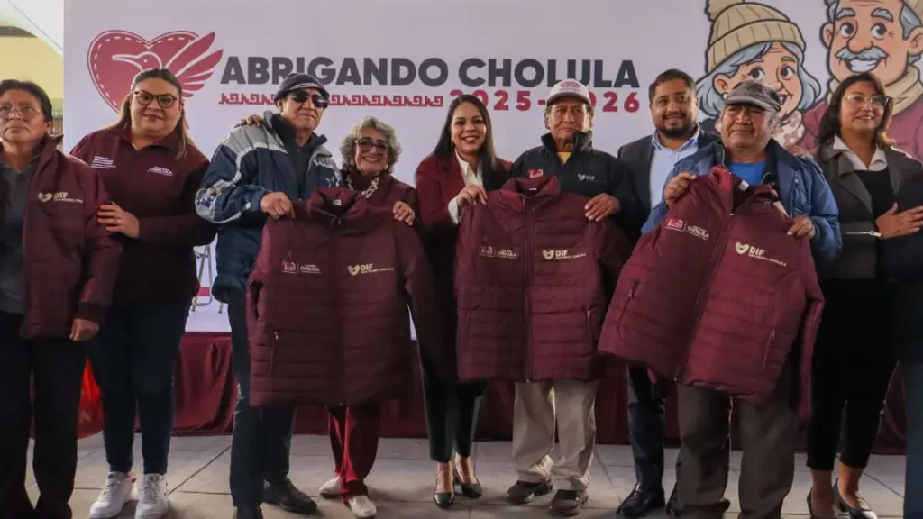 Con Abrigando Cholula, Tonantzin Fernández beneficia a adultos mayores con 1,500 chamarras en la Cabecera Municipal