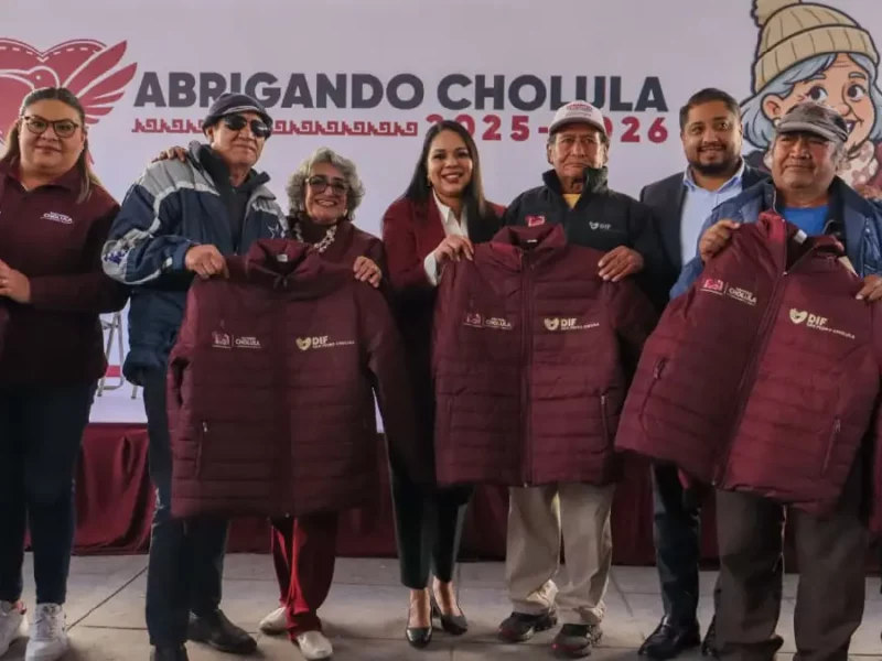 Con Abrigando Cholula, Tonantzin Fernández beneficia a adultos mayores con 1,500 chamarras en la Cabecera Municipal