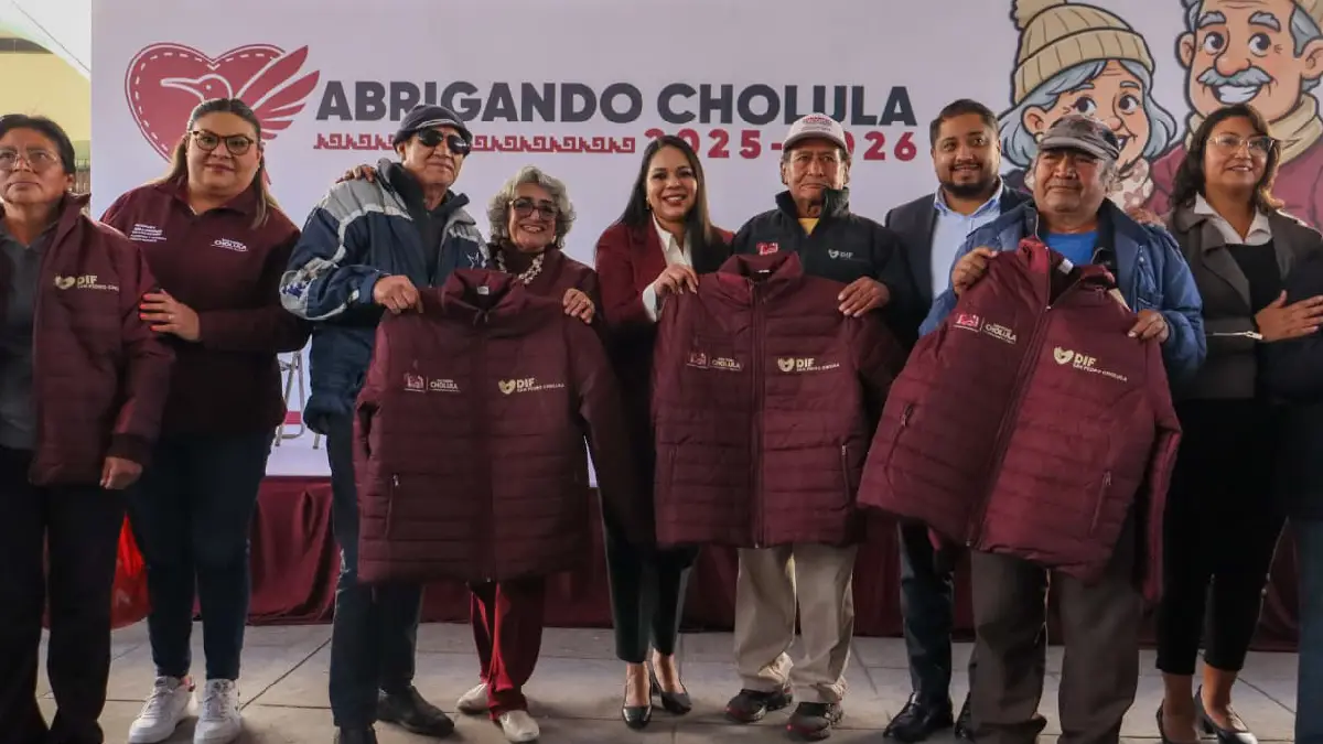 Con Abrigando Cholula, Tonantzin Fernández beneficia a adultos mayores con 1,500 chamarras en la Cabecera Municipal