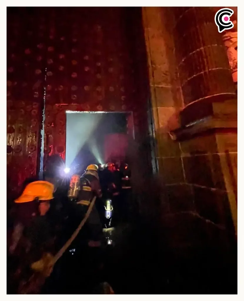 Incendio provoca daños en la Catedral de Puebla; investigan origen del siniestro