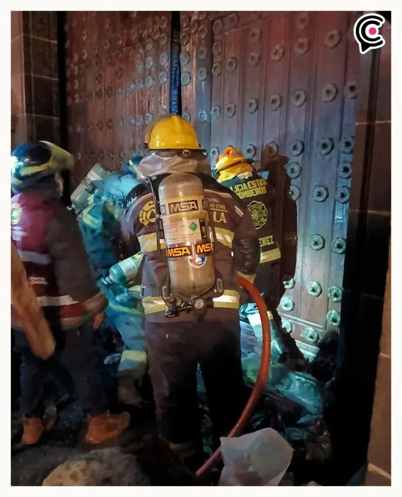 Incendio provoca daños en la Catedral de Puebla; investigan origen del siniestro