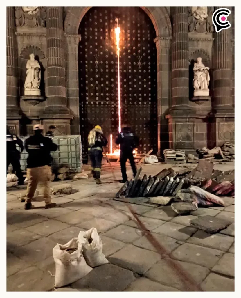 Incendio provoca daños en la Catedral de Puebla; investigan origen del siniestro