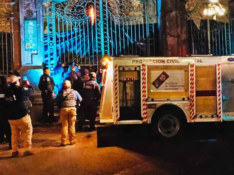 Incendio provoca daños en la Catedral de Puebla; investigan origen del siniestro