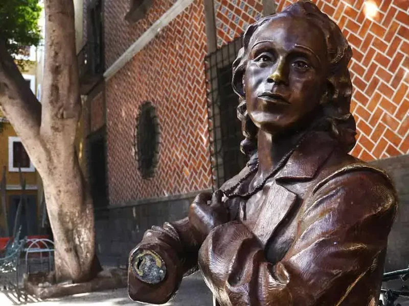 Persiste vandalismo contra estatua de Elena Garro en Puebla; le roban libro por segunda vez