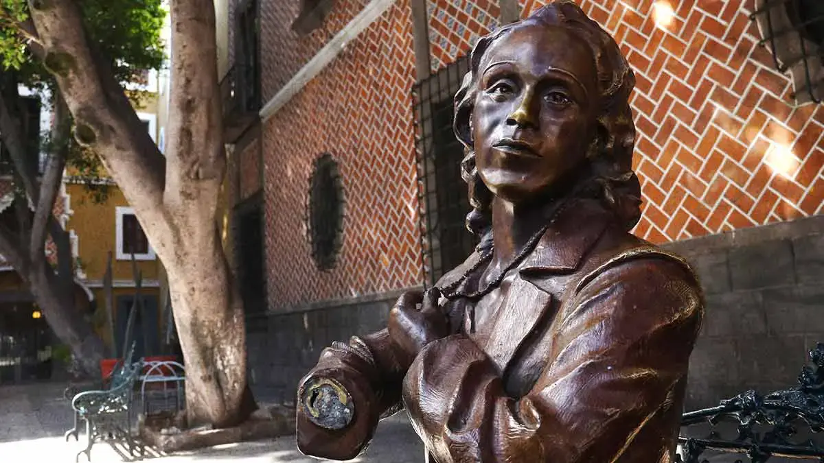 Persiste vandalismo contra estatua de Elena Garro en Puebla; le roban libro por segunda vez