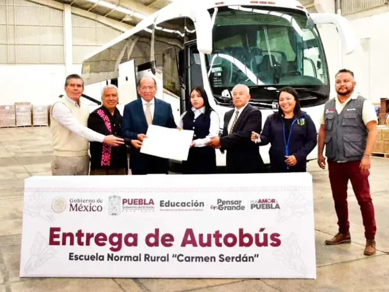 Normalistas de Teteles reciben autobús tras 12 años de espera en Puebla