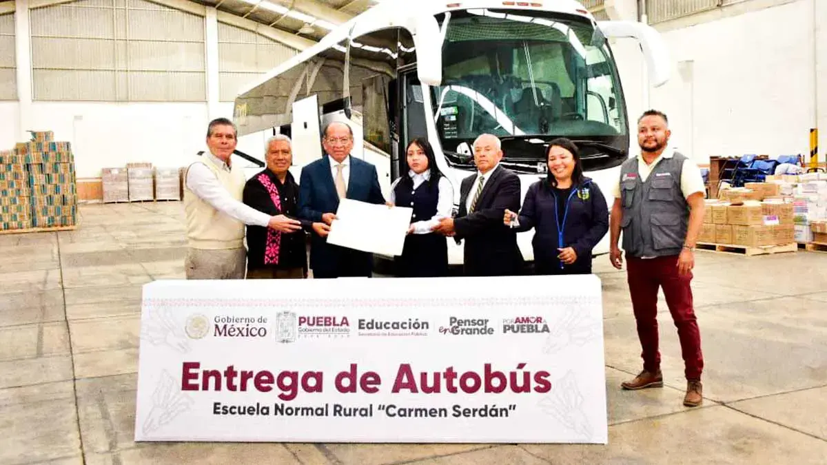 Normalistas de Teteles reciben autobús tras 12 años de espera en Puebla