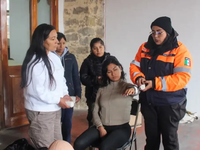 Ambulantes de Zacatlán son capacitados en primeros auxilios
