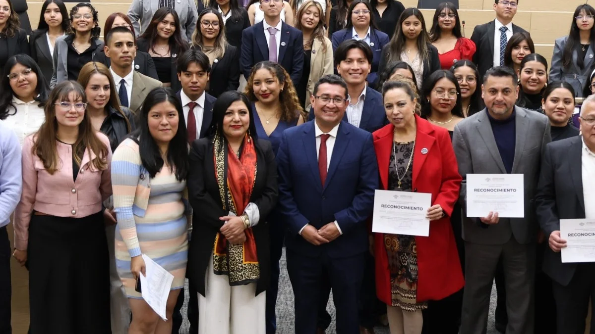 Recibe diputado Pavel Gaspar a estudiantes de la BUAP que participaron en el programa “Diputado por un Día”
