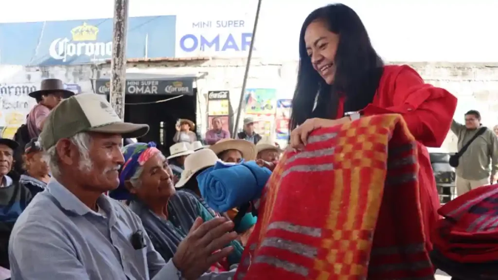 Ariadna Ayala encabeza entrega de cobijas en San Pedro Benito Juárez, en Atlixco