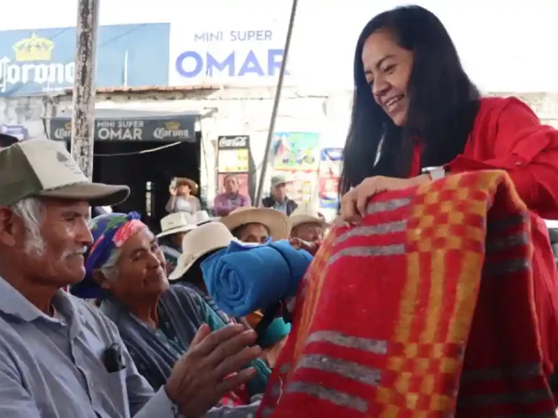 Ariadna Ayala encabeza entrega de cobijas en San Pedro Benito Juárez, en Atlixco