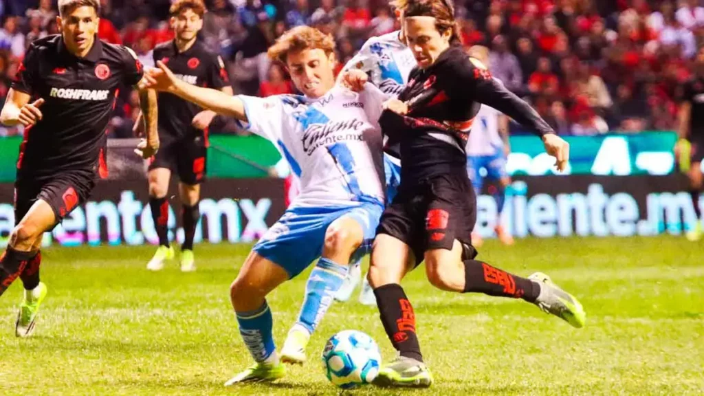 Con diez hombres, Club Puebla rescata empate ante Toluca en el Cuauhtémoc