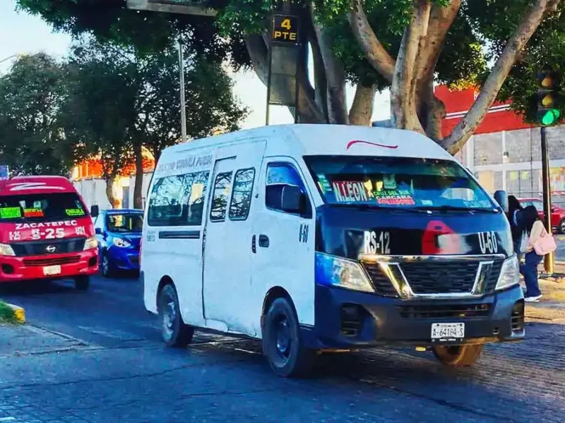Bases saturadas y retrasos, megaparo parcial impacta a los usuarios del transporte público en Puebla