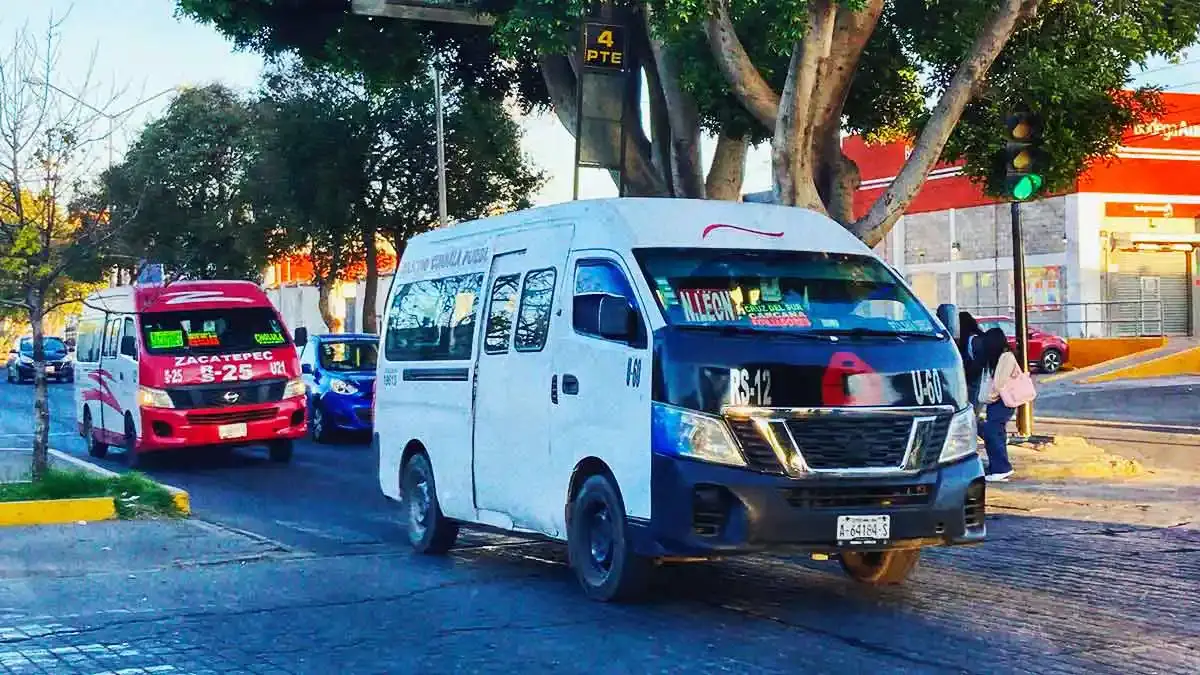 Bases saturadas y retrasos, megaparo parcial impacta a los usuarios del transporte público en Puebla
