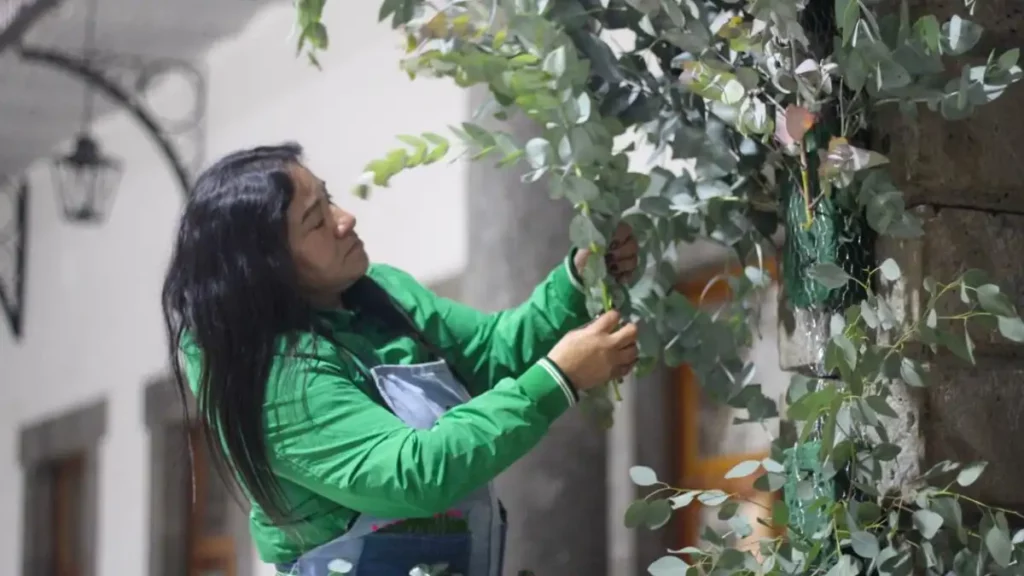 Capacitan a mujeres de Zacatlán para que emprendan en el negocio de florería