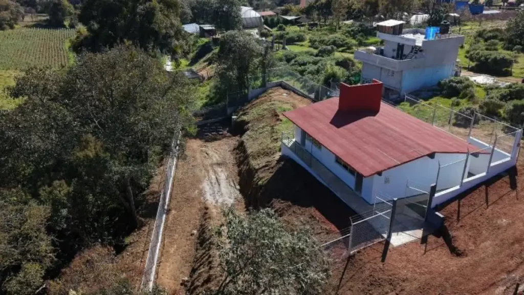 EscuelasDe10: Bety Sánchez cumple y entrega instalaciones de Bachillerato Digital de Poxcuatzingo