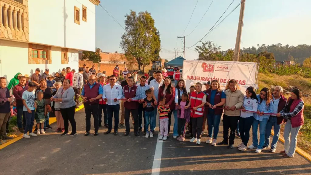 Tras 15 años de espera, Tonantzin Fernández entrega pavimentación en San Diego Cuachayotla