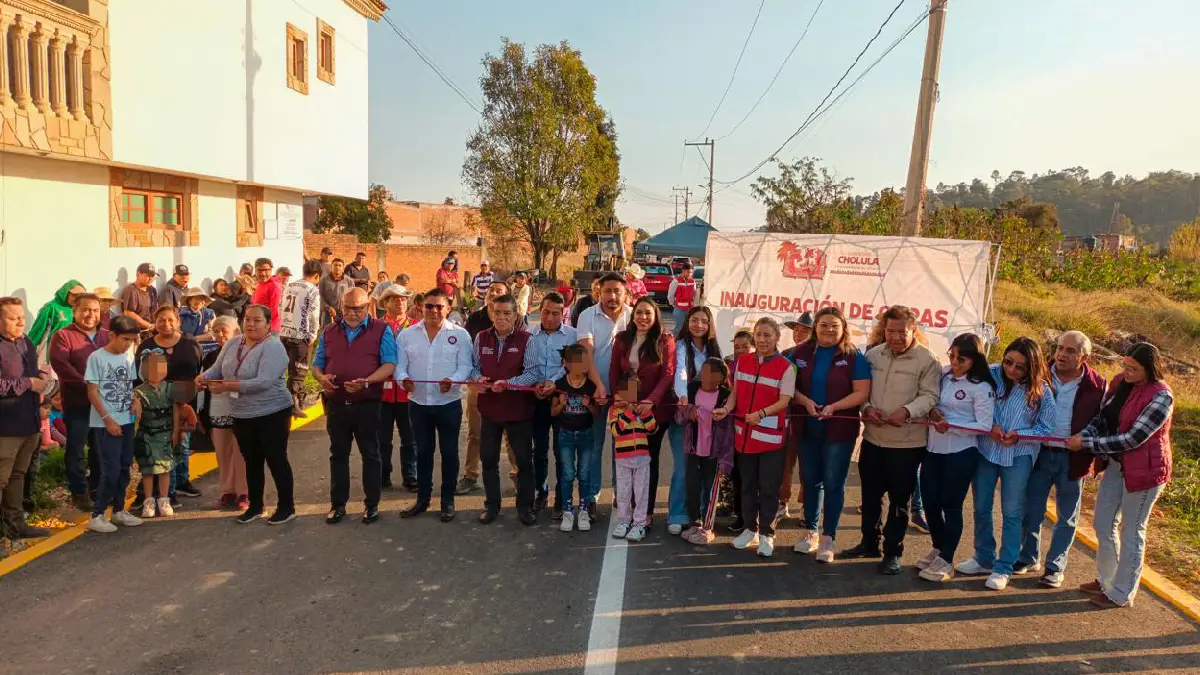 Tras 15 años de espera, Tonantzin Fernández entrega pavimentación en San Diego Cuachayotla