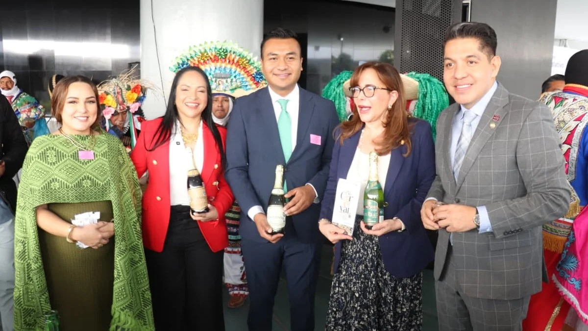 Huejotzingo hace historia: Roberto Solís y Lizeth Sánchez presentan la edición 158 del Carnaval en el Senado
