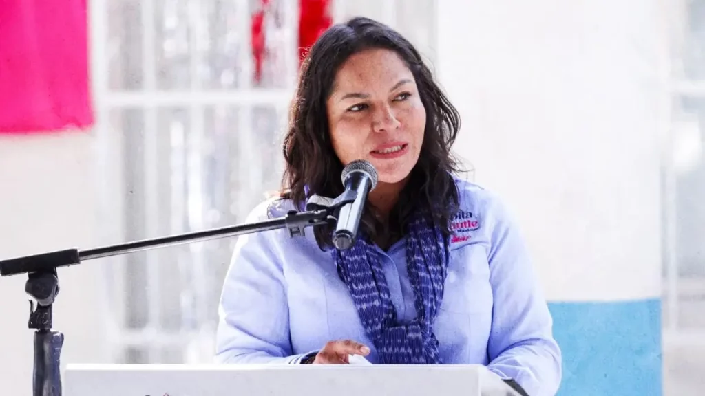 Lupita Cuautle entregó aula tecnológica en la junta auxiliar de San Francisco Acatepec, San Andrés Cholula