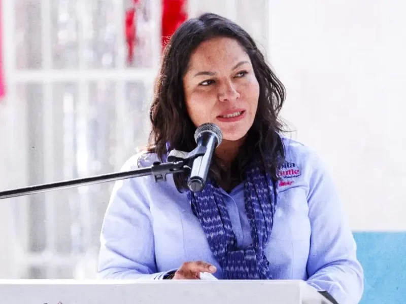 Lupita Cuautle entregó aula tecnológica en la junta auxiliar de San Francisco Acatepec, San Andrés Cholula
