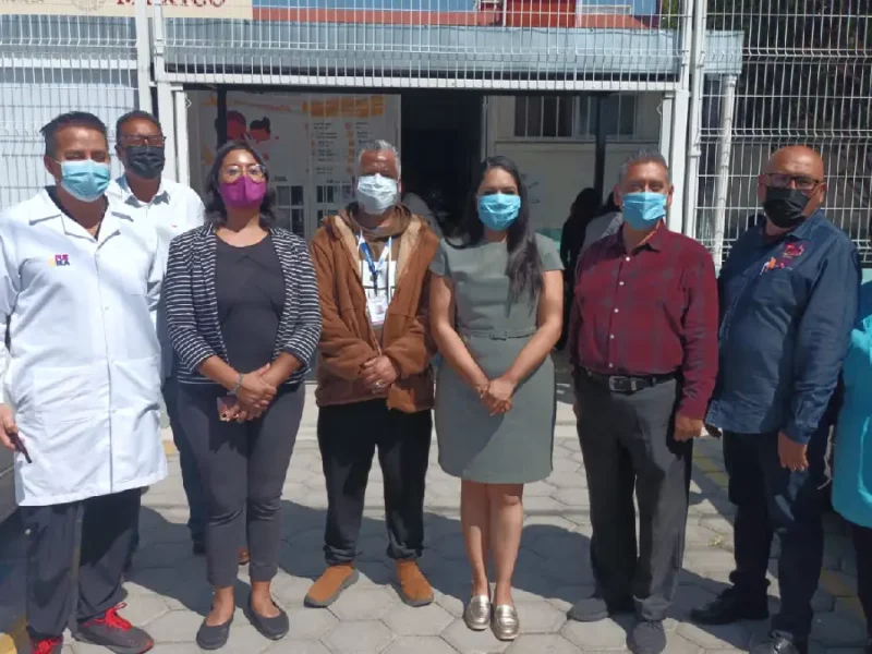 Tonantzin Fernández refuerza jornada de vacunación contra el sarampión en Santiago Momoxpan
