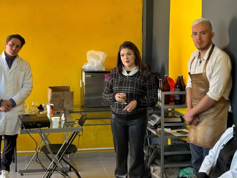Jóvenes de Zacatlán aprenden a elaborar cerveza artesanal para emprender negocio
