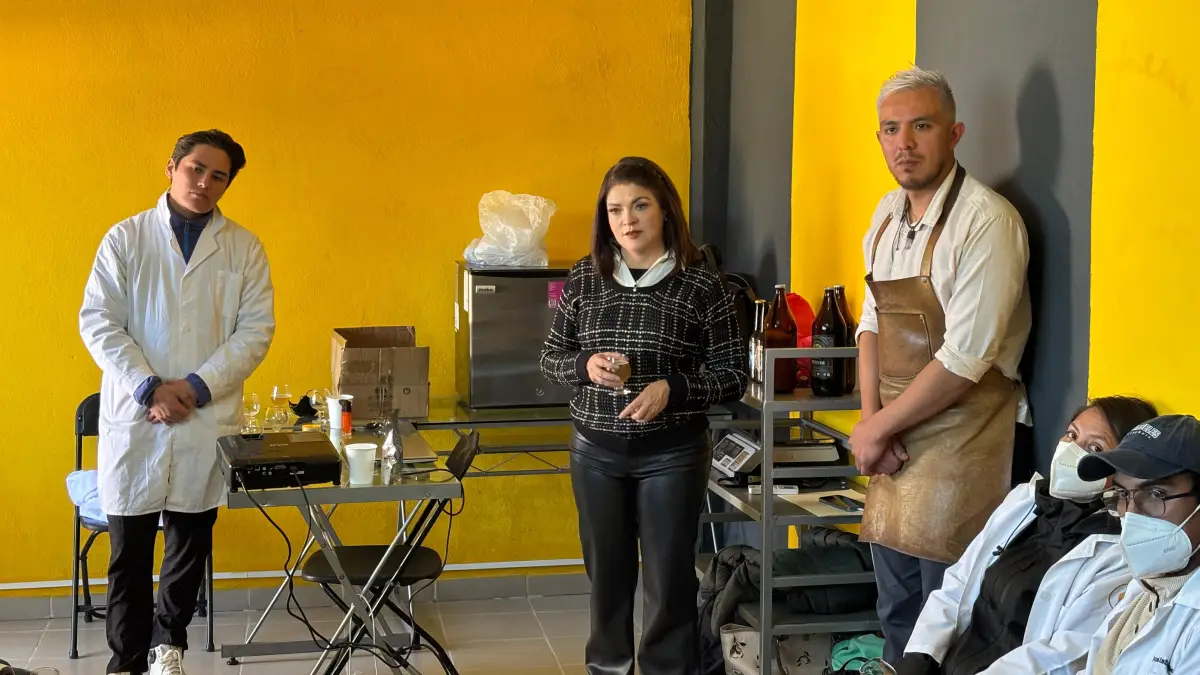 Jóvenes de Zacatlán aprenden a elaborar cerveza artesanal para emprender negocio