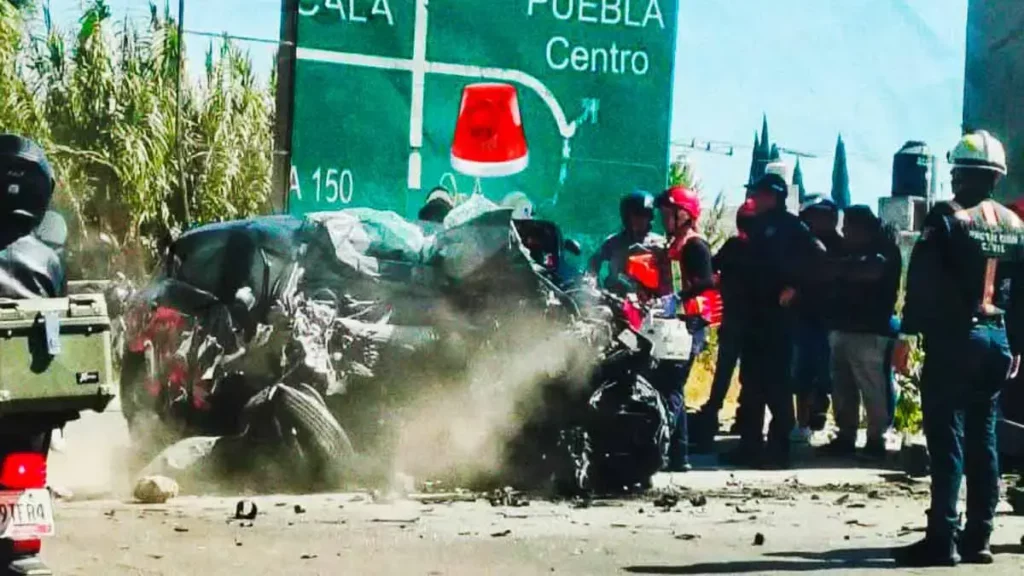 Conductor murió tras chocar contra segundo piso de la autopista México-Puebla