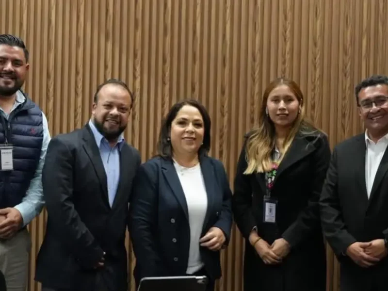 Funcionarios de Zacatlán entregan proyecto de rescate y preservación de lenguas maternas al Congreso del Estado