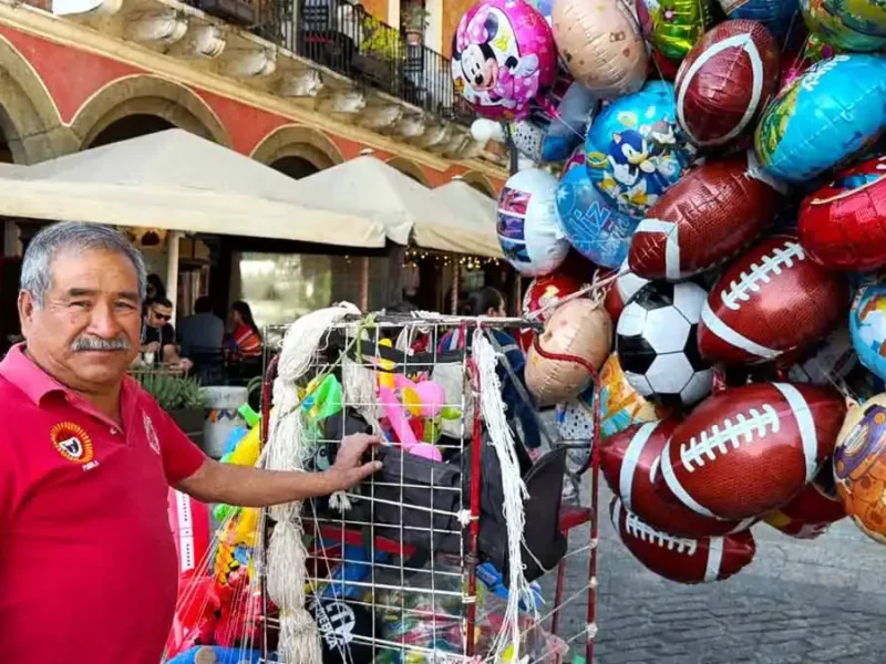 Globeros reportan caída del 60% en ventas en el Centro Histórico de Puebla