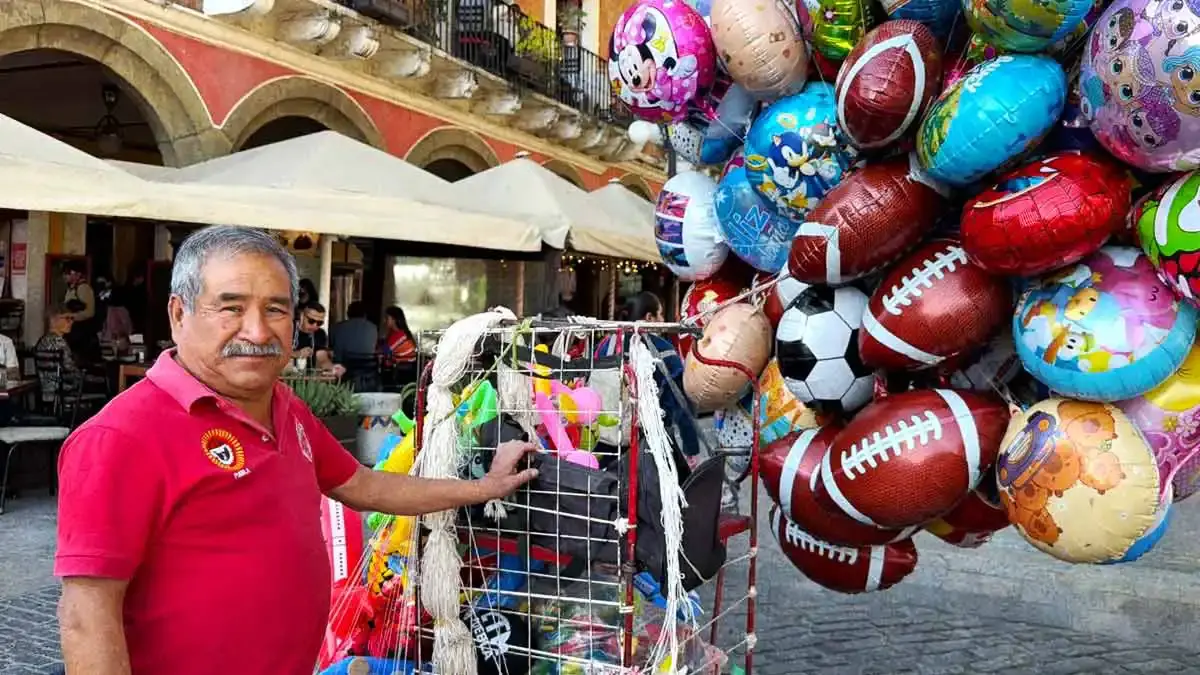Globeros reportan caída del 60% en ventas en el Centro Histórico de Puebla