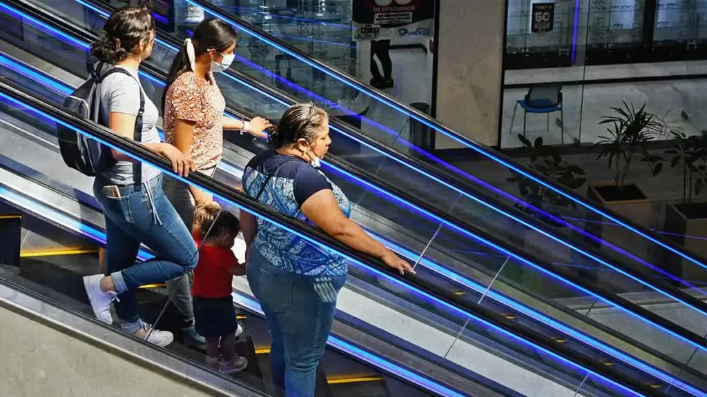 Ante inseguridad, plazas comerciales de Puebla refuerzan vigilancia privada y cámaras con inteligencia artificial