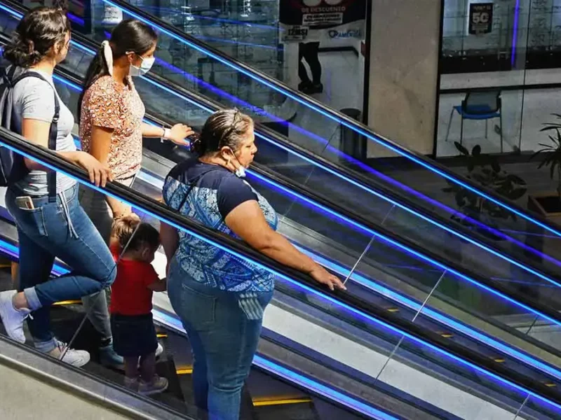 Ante inseguridad, plazas comerciales de Puebla refuerzan vigilancia privada y cámaras con inteligencia artificial