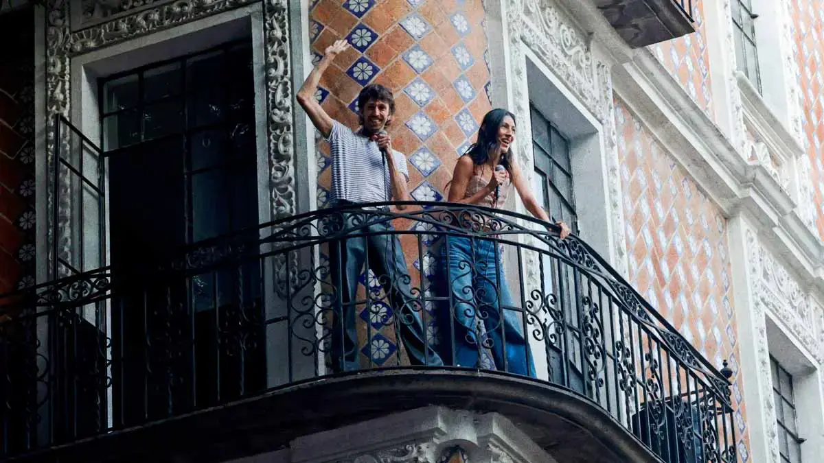 Daniela Spalla y Esteman hacen vibrar al Centro Histórico de Puebla con su música  