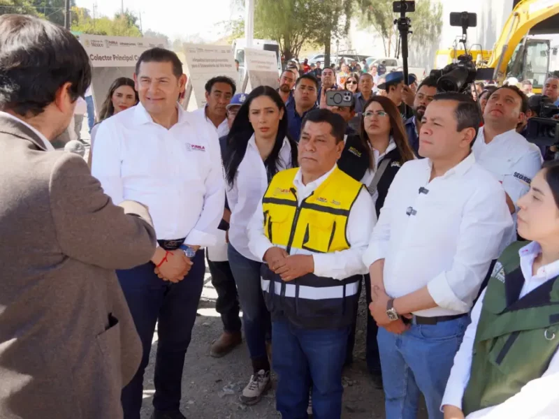Gobernador Alejandro Armenta y edil Juan Manuel Alonso supervisan avances del colector sanitario en Moyotzingo