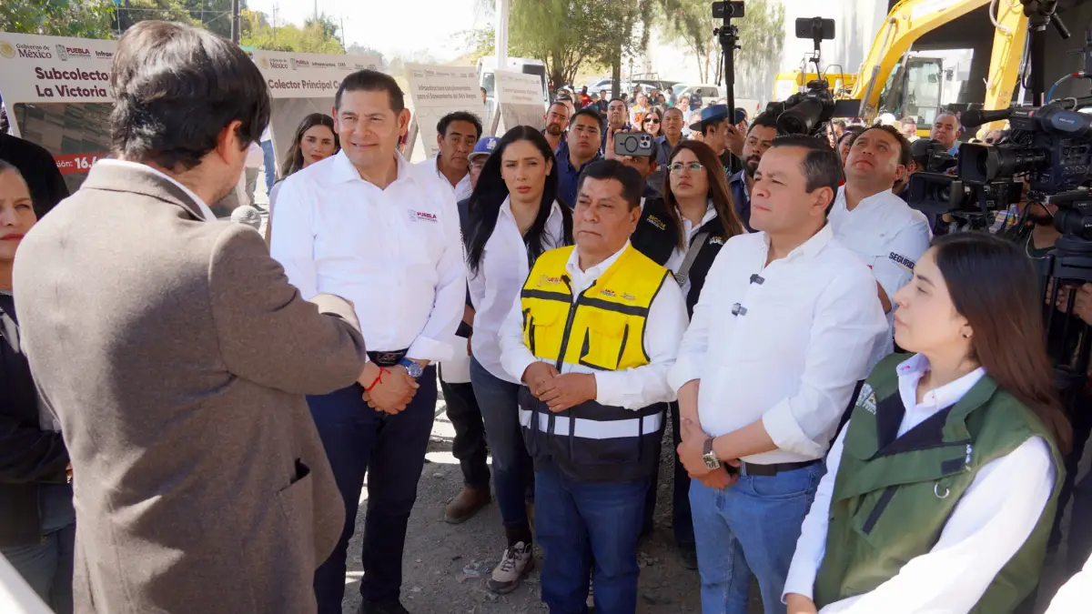 Gobernador Alejandro Armenta y edil Juan Manuel Alonso supervisan avances del colector sanitario en Moyotzingo
