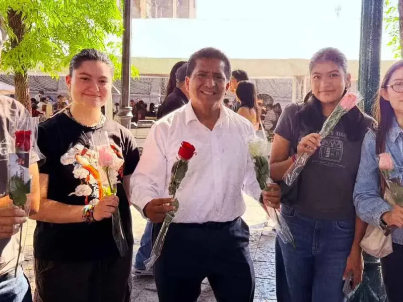 Raymundo Atanacio aprovecha San Valentín para autopromoción regalando flores con su imagen