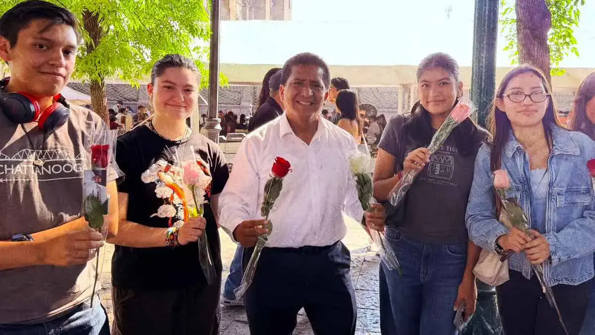 Raymundo Atanacio aprovecha San Valentín para autopromoción regalando flores con su imagen